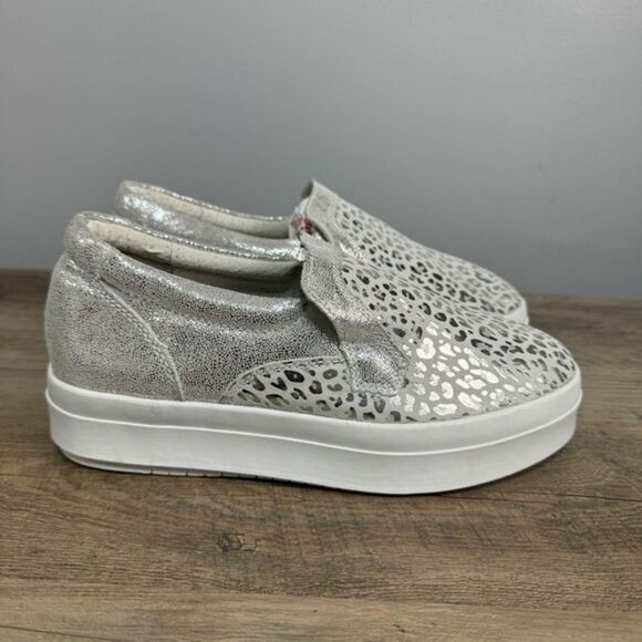 Fashion Girls Slip On Sneakers sz 4 Silver NEW #K-5 - Picture 2 of 8